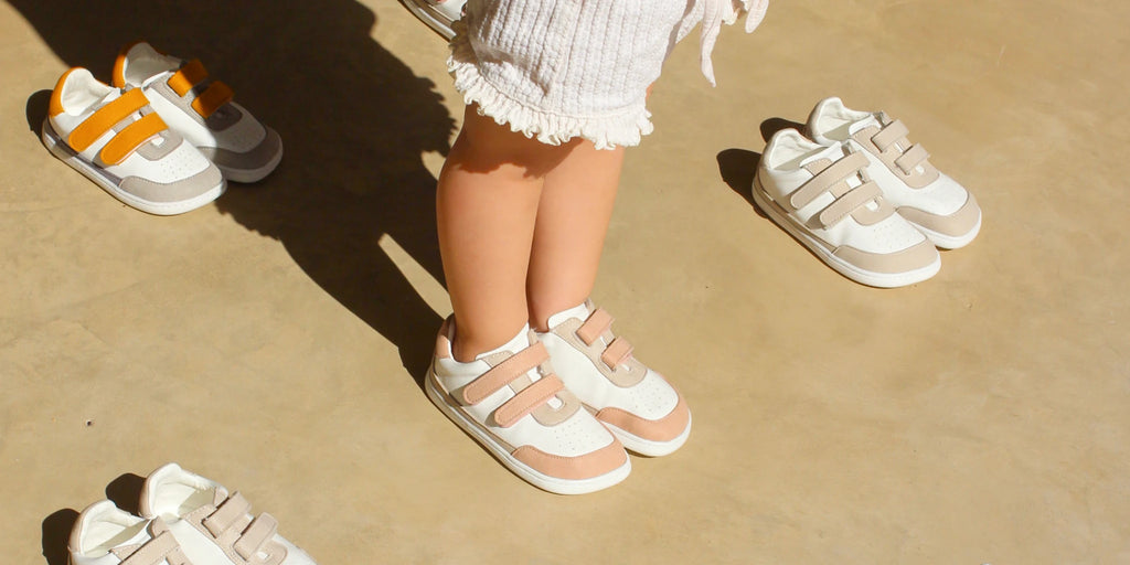 composición de zapatos modelo petra de distintos colores con unos pies de niña