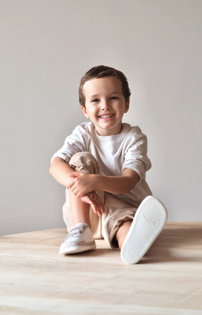 foto de niño sonriente con zapatos muris modelo petra color gris
