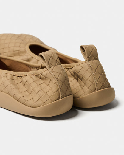 Elda Woman Camel