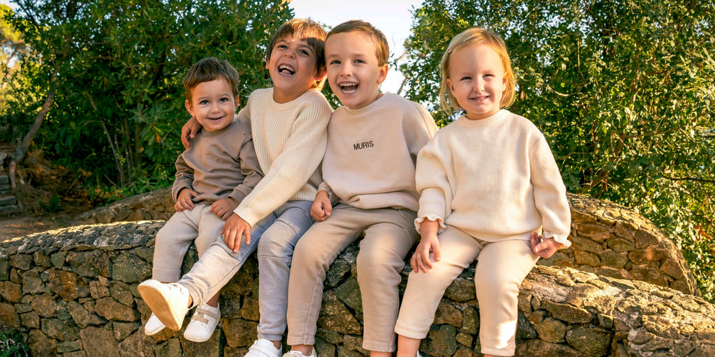 foto de 4 niños en un puente del bosque sonriendo y con zapatos Muris